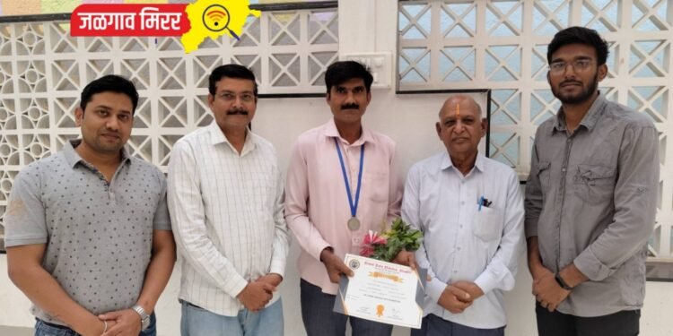 प्रा.पुरुषोत्तम घाटोळ यांना बेस्ट पोट्रेट पुरस्कार प्राप्त