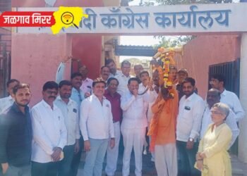 जळगावात शरद पवारांच्या राष्ट्रवादीतर्फे फटाके फोडून जल्लोष