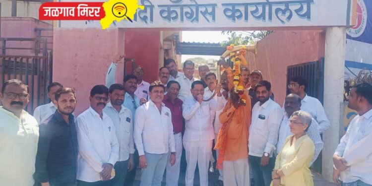 जळगावात शरद पवारांच्या राष्ट्रवादीतर्फे फटाके फोडून जल्लोष