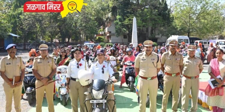 जळगावात निघाली महिला दिनानिमित्त दुचाकी हेल्मेट रॅली