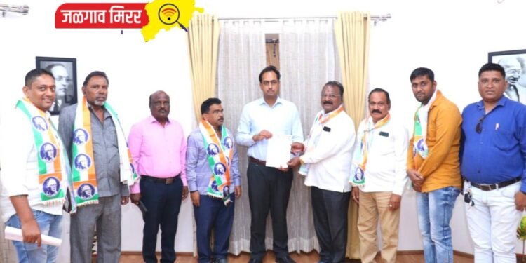 निराधार व कलावंतांचे मानधन द्या !