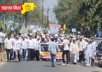 अमळनेरात शेतकऱ्यांचा ट्रॅक्टरसह जनआक्रोश मोर्चा