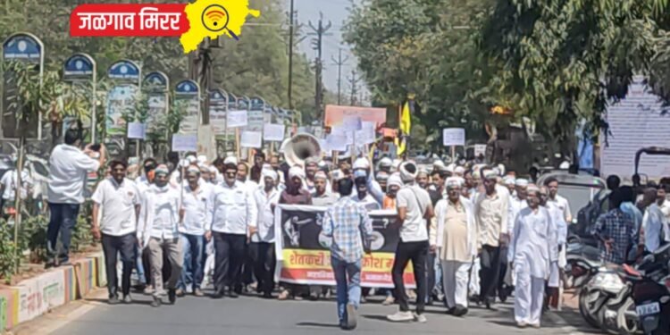 अमळनेरात शेतकऱ्यांचा ट्रॅक्टरसह जनआक्रोश मोर्चा