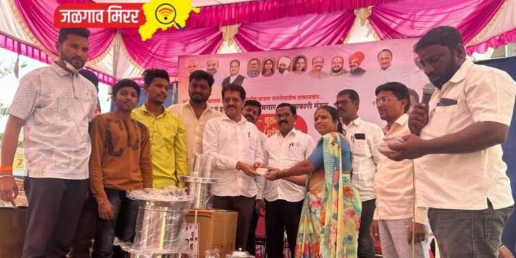 क्षितिज युवा फाउंडेशनतर्फे शेकडो महिलांना गृहपयोगी वस्तुंचे संच वाटप