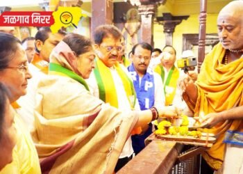 महायुतीच्या उमेदवार स्मिता वाघांनी फोडला ग्रामदैवत श्रीराम मंदिरात प्रचाराचा नारळ