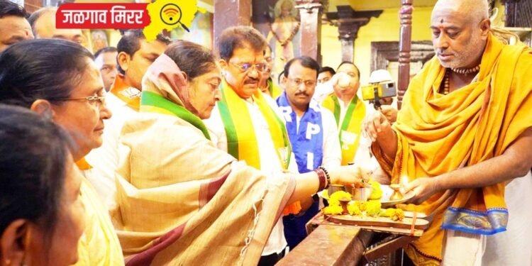 महायुतीच्या उमेदवार स्मिता वाघांनी फोडला ग्रामदैवत श्रीराम मंदिरात प्रचाराचा नारळ