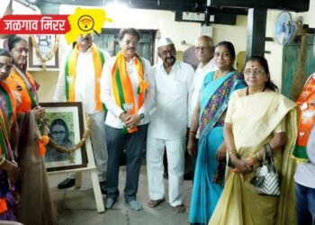 जुन्या जळगावातील बहिणाबाई चौधरींच्या वाड्याला भाजपा उमेदवार स्मिताताई वाघ यांनी दिली भेट