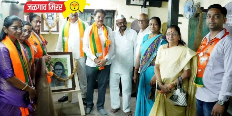 जुन्या जळगावातील बहिणाबाई चौधरींच्या वाड्याला भाजपा उमेदवार स्मिताताई वाघ यांनी दिली भेट