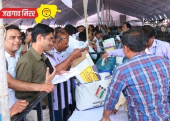 जळगाव, रावेर मतदार संघात निवडणूक साहित्यासह अधिकारी ,कर्मचारी मतदान केंद्राकडे रवाना