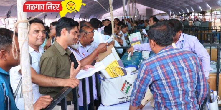 जळगाव, रावेर मतदार संघात निवडणूक साहित्यासह अधिकारी ,कर्मचारी मतदान केंद्राकडे रवाना