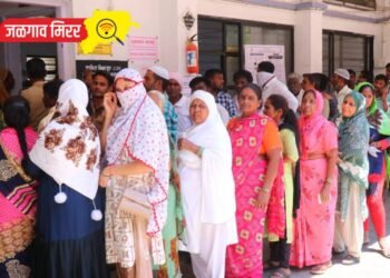 पावसाचा जोरदार तडाखा : महाकाय होर्डिंग पडल्याने ८ जणांचा मृत्यू