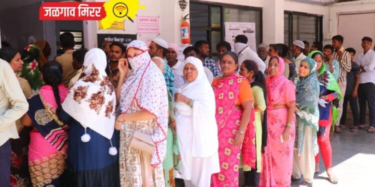 पावसाचा जोरदार तडाखा : महाकाय होर्डिंग पडल्याने ८ जणांचा मृत्यू