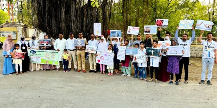 वर्क फाऊंडेशनतर्फे जळगाव शहरात वाहतूक पोलिसांसोबत तंबाखूविरोधी जनजागृती