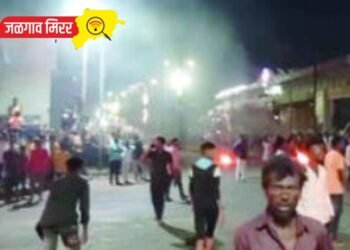 रिल्सच्या नादात तरुणाने टाकला तरुणीचा जीव धोक्यात ; व्हिडीओ व्हायरल