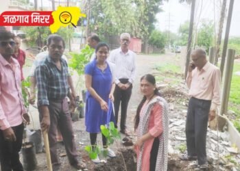 राधाकृष्ण नगरात नागरिकांनी केले वृक्षारोपण