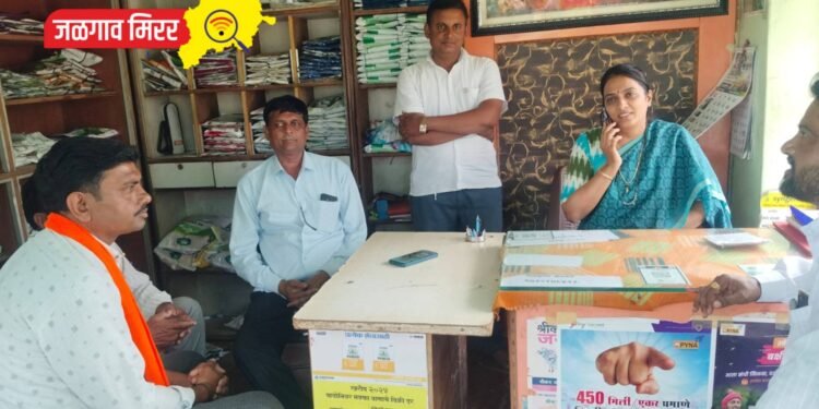 कृषी केंद्रावर भेट देऊन रोहिणी खडसे यांनी साधला शेतकरी बांधवांशी संवाद