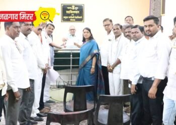 वादळी वारा आणि अतिवृष्टीमुळे झालेल्या नुकसानीची मंजुर नुकसान भरपाईची रक्कम शेतकऱ्यांच्या खात्यावर वर्ग करा !