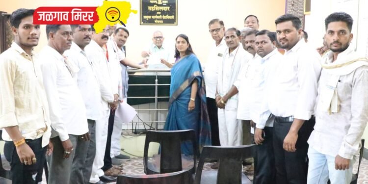 वादळी वारा आणि अतिवृष्टीमुळे झालेल्या नुकसानीची मंजुर नुकसान भरपाईची रक्कम शेतकऱ्यांच्या खात्यावर वर्ग करा !