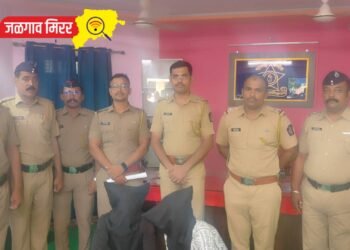 दुचाकी अडवून मारहाण करीत लुटणारे दोघे अटकेत