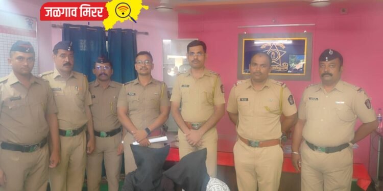 दुचाकी अडवून मारहाण करीत लुटणारे दोघे अटकेत