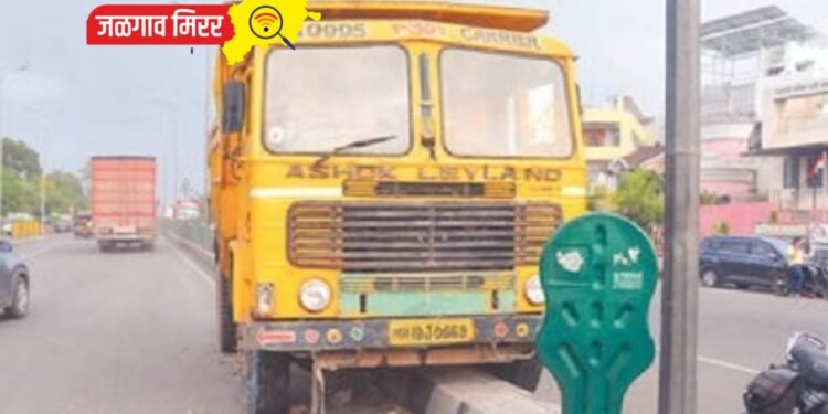 आकाशवाणी चौकात डंपरचे अचानक ब्रेक फेल