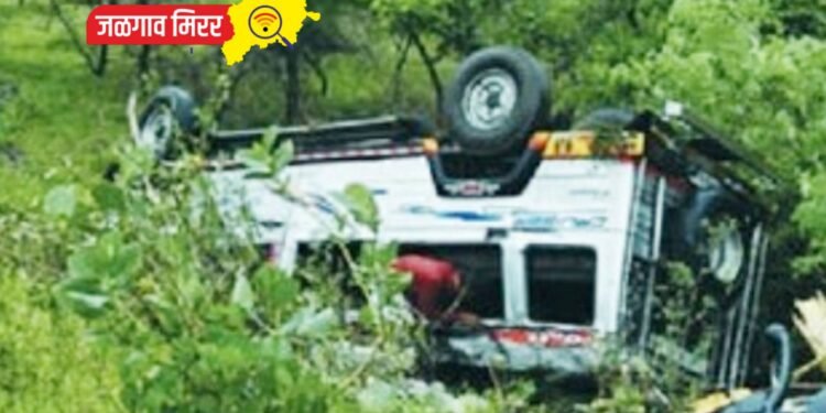 पहूरजवळ जीपचा अपघात : चालकासह ११ जण जखमी