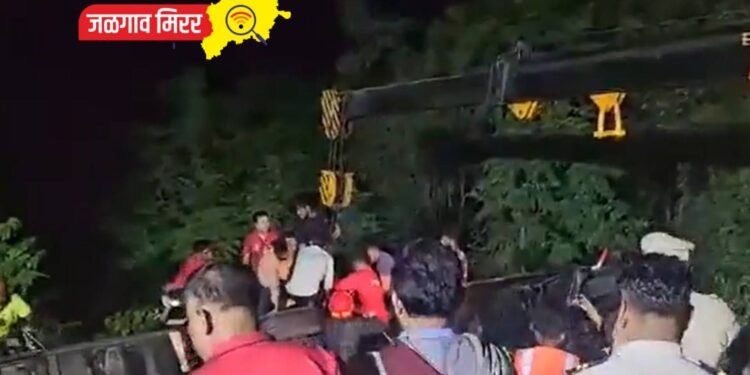 पंढरीकडे निघालेल्या वारकऱ्यांच्या बसचा अपघात : ४ भाविक ठार तर अनेक जखमी