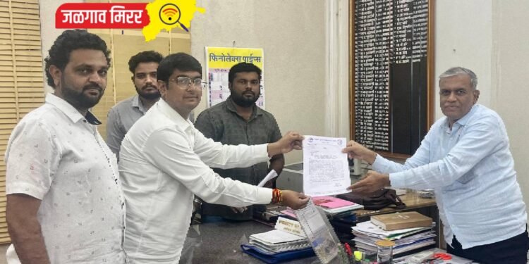 जळगावात शरद पवार गट आक्रमक : कार्यकारी अभियंत्याविरोधात कारवाई न केल्यास आंदोलन