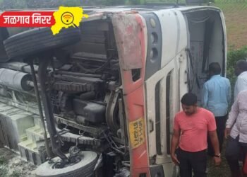 महामंडळाची बस उलटली ; दहा प्रवासी जखमी