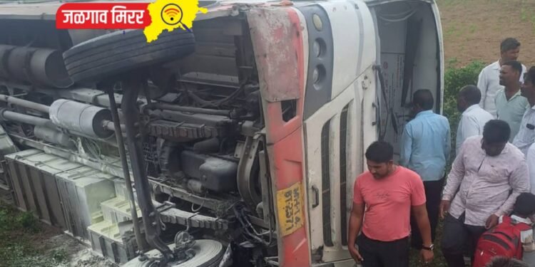 महामंडळाची बस उलटली ; दहा प्रवासी जखमी