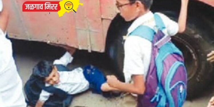 भयंकर : विद्यार्थ्याचा पाय आला बसच्या चाकाखाली !