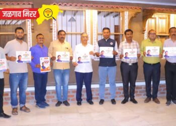 पत्रकार संवाद यात्रेच्या पोस्टरचे जैन इरिगेशनचे अध्यक्ष अशोक जैन यांच्या हस्ते अनावरण