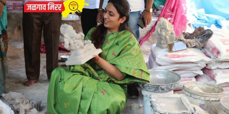 गणेशोत्सवाच्या पार्श्वभूमीवर रोहिणी खडसे यांनी जाणून घेतल्या मुर्तिकारांच्या समस्या