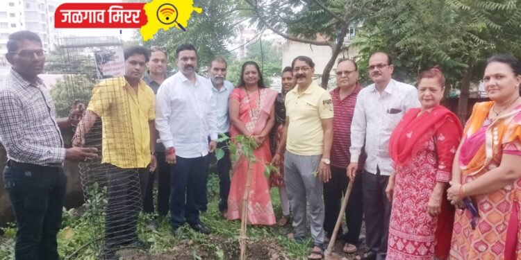 पर्यावरण वाचविण्यासाठी वृक्षारोपण महत्वाचे : रामानंद घाटात झाले वृक्षारोपण