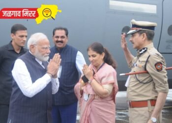 जळगाव विमानतळावर प्रधानमंत्री नरेंद्र मोदी यांचे स्वागत
