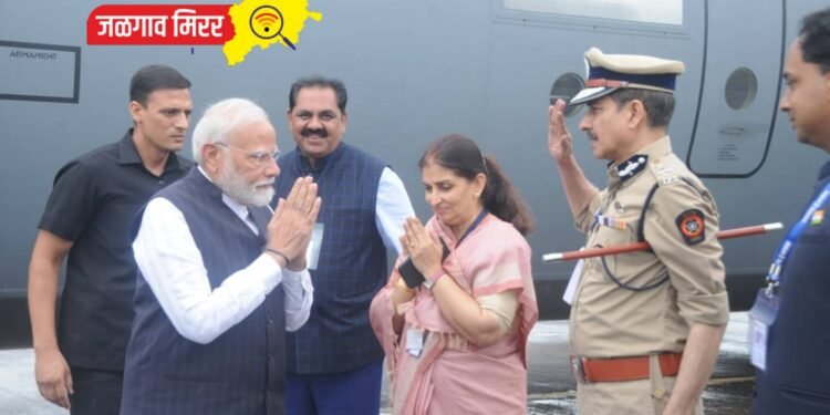 जळगाव विमानतळावर प्रधानमंत्री नरेंद्र मोदी यांचे स्वागत