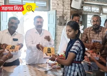 जळगावातील विद्यार्थ्यांना मिळताहेत मोफत वह्या !