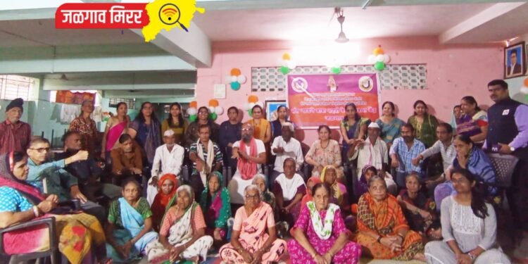 आजोबांच्या चेहऱ्यावर नारीशक्तीने फुलविले हास्य
