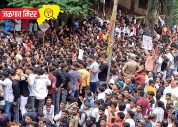 बदलापूरकर उतरले रस्त्यावर : आंदोलन करत ट्रेनही थांबवल्या