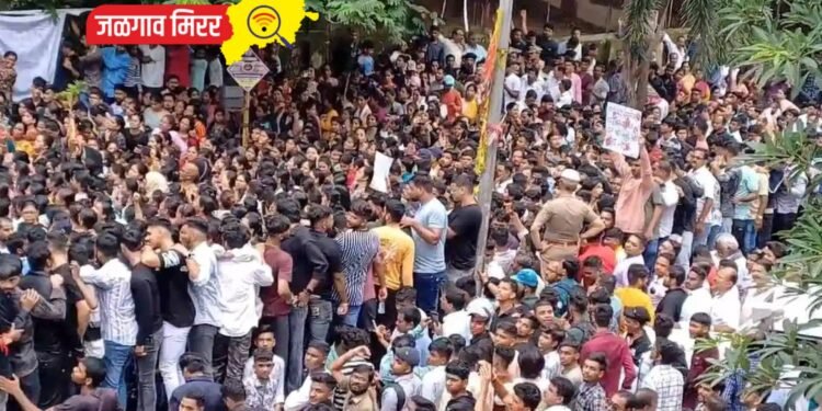 बदलापूरकर उतरले रस्त्यावर : आंदोलन करत ट्रेनही थांबवल्या