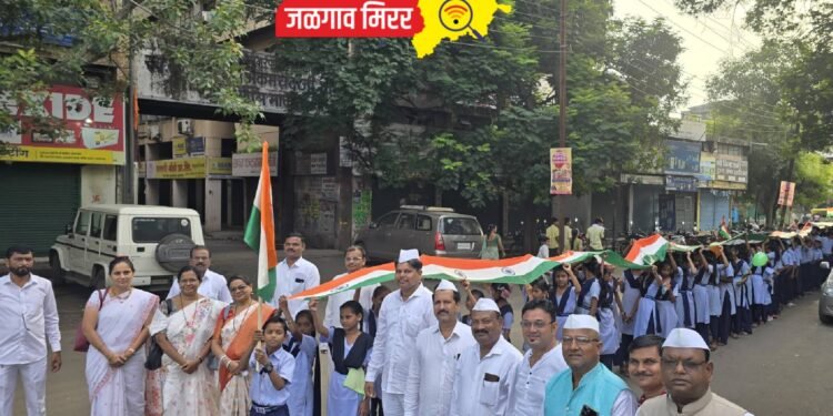 जळगावात निघाली १०० मीटर लांब तिरंग्याची रॅली