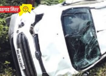 जामनेर तालुक्यात रस्त्यावर पडले खड्डे : चारचाकी उलटली !