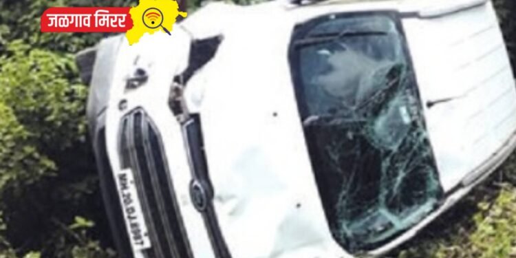 जामनेर तालुक्यात रस्त्यावर पडले खड्डे : चारचाकी उलटली !