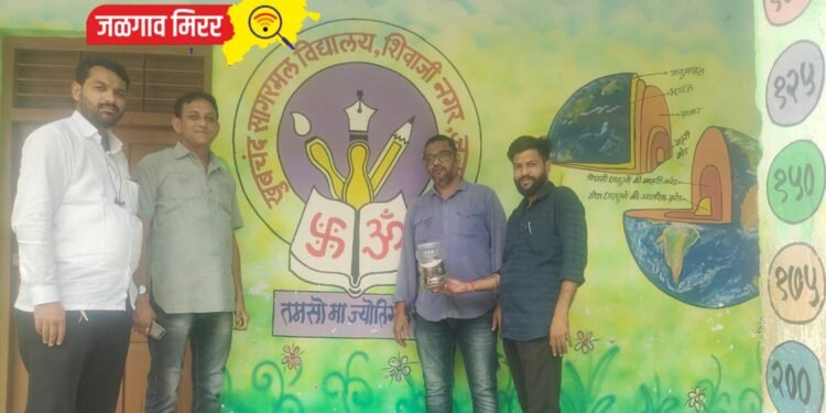 शाळेत निघाला साप, मुले म्हणाली, अरे बाप रे बाप..!