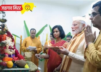 पंतप्रधान मोदी पोहचले गौरी-गणपतीची आरतीला ; राऊतांनी केली टीका