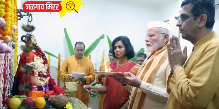 पंतप्रधान मोदी पोहचले गौरी-गणपतीची आरतीला ; राऊतांनी केली टीका