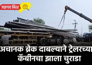 अचानक ब्रेक दाबल्याने ट्रेलरच्या कॅबीनचा झाला चुराडा