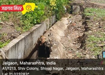 उघडा डोळे बघा नीट : वर्ष होत नाही तोच मनपाने बनविलेली गटार पडली !