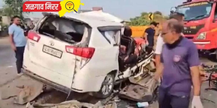 अतिवेग नडला : ट्रकच्या मागून घुसली चारचाकी, पत्रा कापून काढले ७ मृतदेह