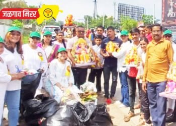 नारीशक्तीचा पुढाकार : जळगावातील गणेशघाटावर केले निर्माल्य संकलन !